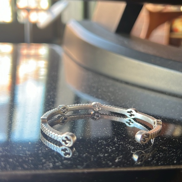 Gucci Thin Interlocking G Station Cuff - Picture 11 of 16